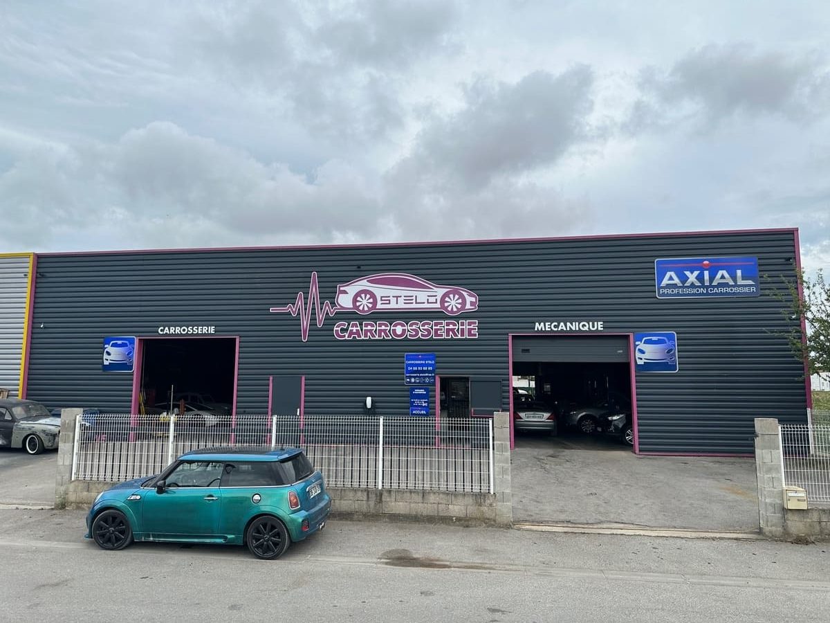 Façade bâtiment Carrosserie Stelo à Aigues Mortes